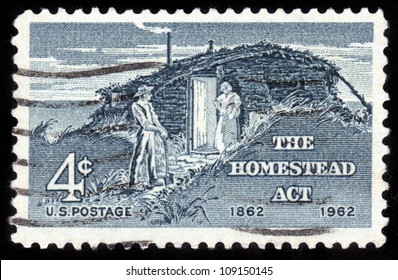 USA - CIRCA 1962: A Stamp Printed In USA Shows The Sod Hut And Settlers, Homestead Act Centenary, Circa 1962