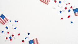 USA Ferien-Banner Design. Rahmen Aus Amerikanischen Flaggen Und Konfetti-Sternen Auf Weißem Hintergrund. Alles Gute Zum Unabhängigkeitstag, Zum Tag Des Präsidenten, Zum Tag Der Arbeit.