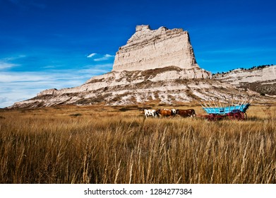 USA, Nebraska, Scotts Bluff. Scotts Bluff National Monument, Eagle Rock, With Replica Covered Wagon And Oxen