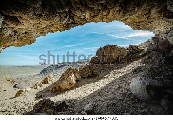 ラホンタン山脈 グリメス岬古代遺跡 チャーチル郡ネバダ州 米国 ピクニック洞窟 ロックシェルター の中から隠れた洞窟の入り口を見る景色 の写真素材 今すぐ編集