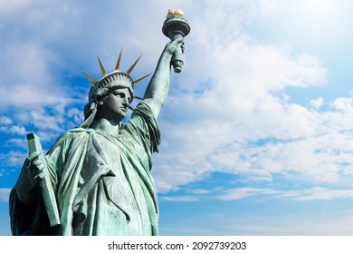Estatua de la Libertad de Estados Unidos sobre el fondo del cielo. Cierre de la Estatua de la Libertad de Nueva York. Monumento a la mujer con antorcha en nueva york. Símbolo de la libertad y democracia de EE.UU. Lugares emblemáticos de América.