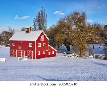 USA, Washington State, Kittitas County, Red Barn In Snow