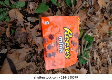 USA,PA- Philadelphia: March 18th 2020 A Wrapper Of Reese's Mini Unwrapped Was Found With A Bunch Of Trash At A Park.