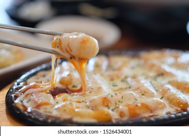 Use Chopsticks Pick Tteokbokki Cheese Stretch.