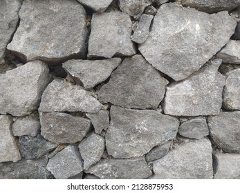 use crushed stone to make a dividing wall