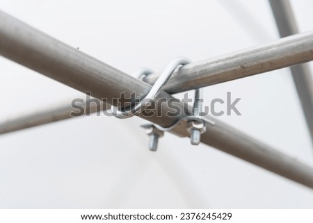 Use U-bolt Steel cross clamp to lock steel pipe