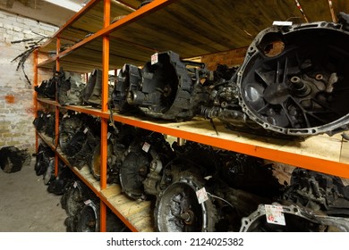 Used Car Parts On The Store Shelf. Used Auto Parts For Sale In A Store In A Landfill. Transmissions For Different Kind Of Cars. Disassembly Of Cars.