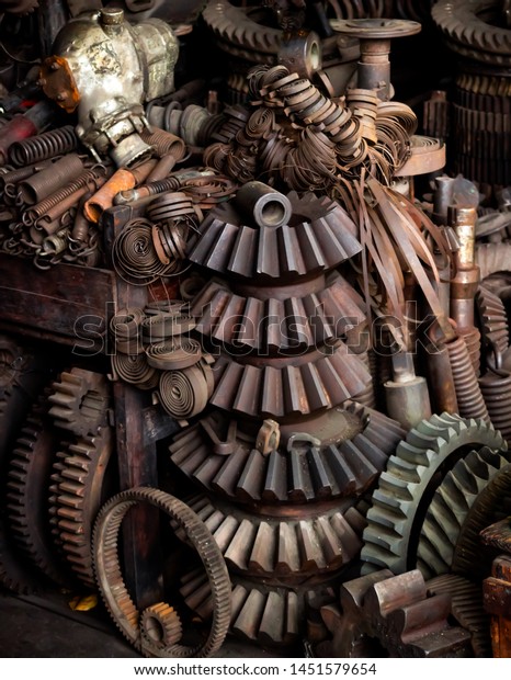 Used car spare parts for recycle or for overhaul\
the old machine.