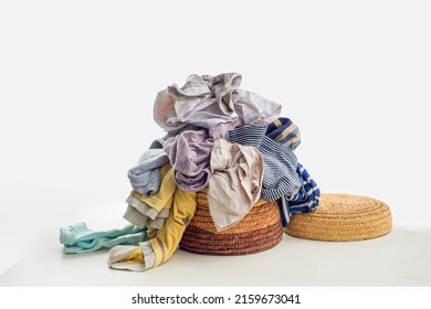 Gebrauchte Kleidung in einem Haufen auf einem Wäschekorb. Sortieren und Reinigen aus zweiter Hand. Vorbereitung zum Waschen