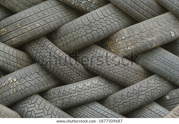 The used tires in the\
warehouse