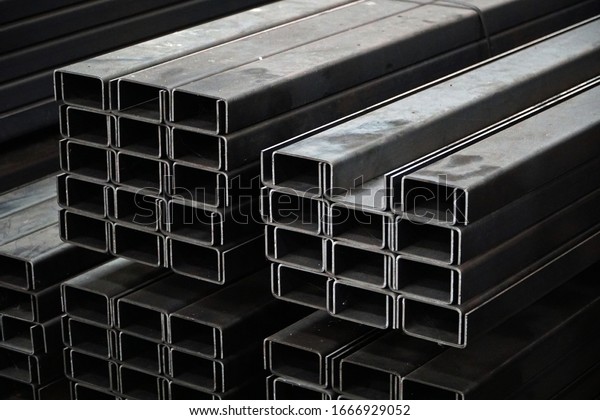U-shaped\
steel rail Set up a pile in a steel\
warehouse.