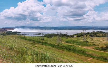 Usina Hidrelétrica de Tucuruí. paisagem ao fundo. Natureza verdejante e o lago do rio Tocantins com céu azul.