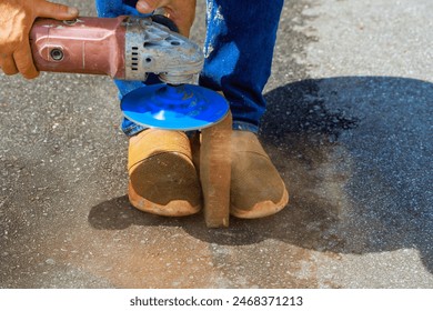 Using circular diamond disc saw to master grind paving bricks stones before installation