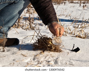 Using condom with water to start a fire outdoors. Survival skills