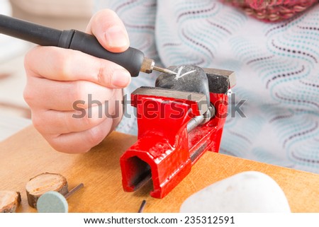 Using a high speed rotary multi tool to engrave ornament on the stone