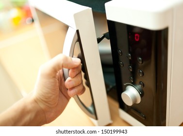 Using Microwave Oven