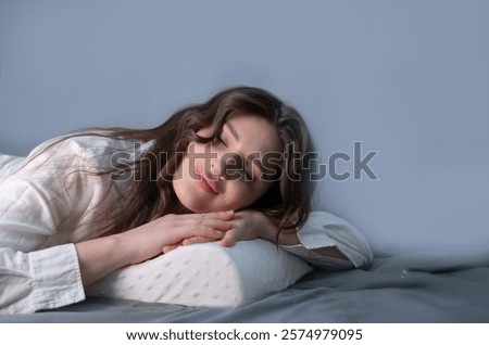 Using a polyurethane memory foam pillow for sleep. Helps support treatment of spine and neck issues like osteochondrosis and hernias.