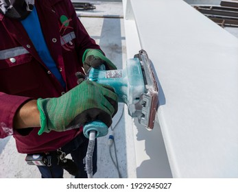 Using A Ponceuse Vibrante Or Orbital Sander To Scrub Surface Intermediate Fire Proof Paint Before Painting Top Coat.