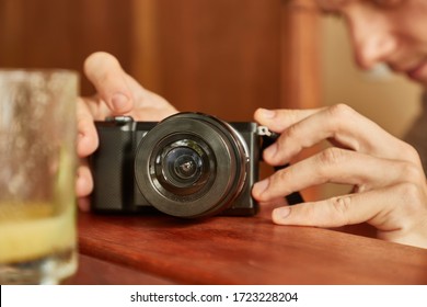Using small mirrorless travel camera on a table