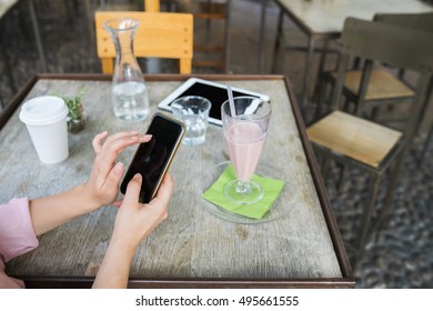 using technology at cafe