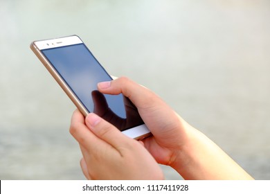 Using touchscreen smartphone with two hands