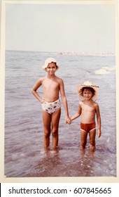 USSR, ABKHAZIA, LESELIDZE - CIRCA 1980: Vintage Family Photo Of Little Sister And Brother On Black Sea