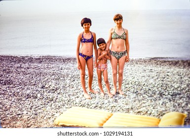 USSR, ABKHAZIA, LESELIDZE VILLAGE - CIRCA 1981: Vintage Photo Of Mom With Kids On Black Sea Beach