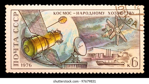 USSR - CIRCA 1976: A Stamp Printed In USSR Shows Space Station Vostok, Salyut-Soyuz Link-up, Series, Circa 1976