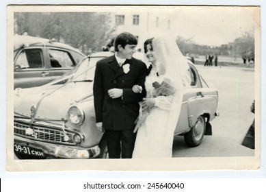 USSR - CIRCA 1980s: The Photo Made In The USSR, Represents A Wedding Photo Of The Groom And The Bride, Circa 1980s