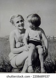 USSR, LENINGRAD - CIRCA 1953: Vintage Family Photo Of Young Mom And Daughter