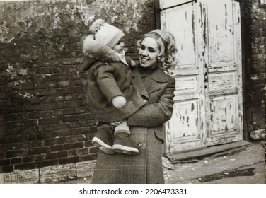 USSR, LENINGRAD - CIRCA 1971: Vintage Family Photo Of Happy Young Beautiful Mom With A Little Daughter In Her Arms