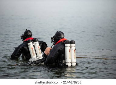 Utrecht Netherlands 8 April 2022 Two Fire Department Rescue Divers With A Dummy Victim 