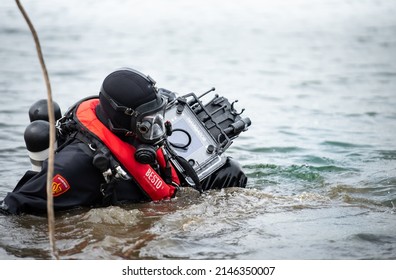 Utrecht Netherlands 8 April 2022 Rescue Diver Fire Department With Navigator Search Equipment