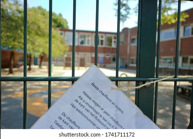 Utrecht, The Netherlands - May 26 2020: An Elementary School Has Put Up An Instruction Note At The School Gate. Drivers And Parents Are Not Allowed On The Schoolyard Or In The Building.