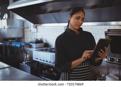 UWaitress using digital tablet in cafe