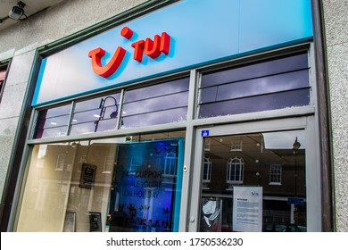 UXBRIDGE, LONDON/ENGLAND- 4 June 2020: Tui Travel Agent Closed During The Coronavirus Pandemic Lockdown