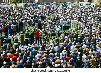 Uyghur Muslims Gathering At Altunluq In Yarkant For Worship