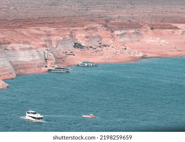 Vacation Desert Houseboats In Lake Powell. 