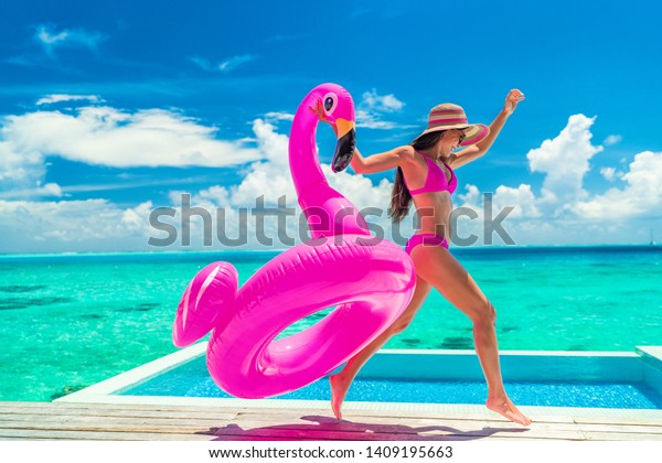 Mujer Divertida En Bikini Con Divertida Piscina Flamingo Rosada Flotante De Alegría Saltar Por 3873