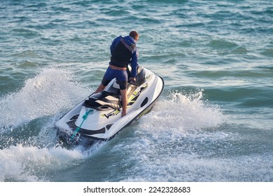 Vacaciones en el mar. Un hombre acelera en una motocicleta acuática. Enfoque selectivo.                               