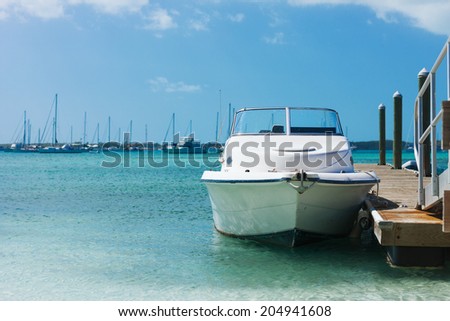 Yachten und Boote, die in einem Hafen liegen.