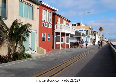 Vacationers Walking On The Mission Beach Boardwalk On A Summer Day. Pacific Beach Boardwalk, San Diego, California. The Picture Was Taken In July 2016.