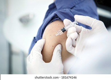 Eine Frau impfen