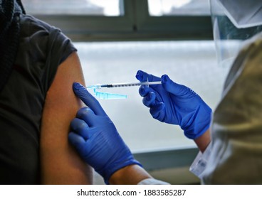Impfung gegen Covid-19 erhält eine Person einen Koronavirus-Impfstoff. Selektiver Fokus auf die Nadel