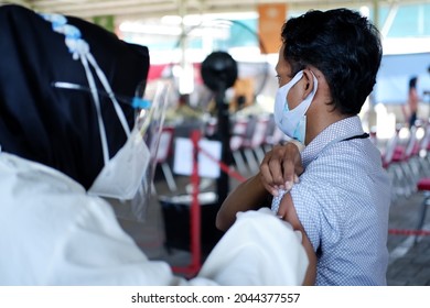 Vaccine Procession, Close Up Photo Of The Vaccination Process For The Public. This Photo Is Suitable For The Health Sector. Free Vaccines. Health, Hospital. Government Program Vaccines