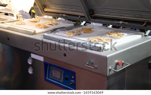 Vacuum heat sealing\
machine for food package