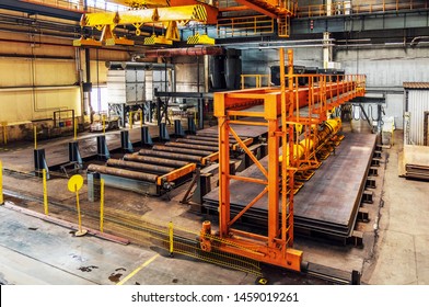 Vacuum lifter for sheet metal and overhead crane with electromagnetic beam                              