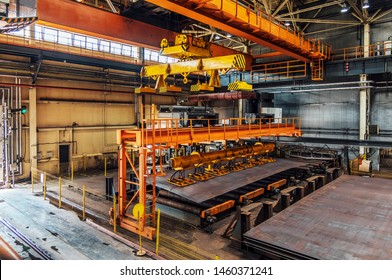 Vacuum lifter for sheet metal and overhead crane with electromagnetic beam                               