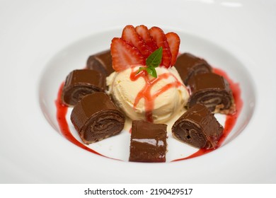 Vainilla icre cream with strawberries and chocolate cake bites