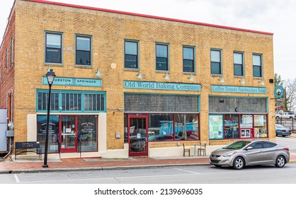 VALDESE, NC, USA-24 MARCH 2022: Old Commercial Building On Main St., Housing Thurston Springer Financial, The Old World Baking Company, And The Main Street Coffee Shop.